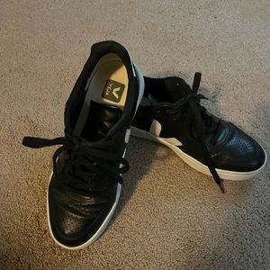 VEJA V-10 sneakers 😎 price drop!